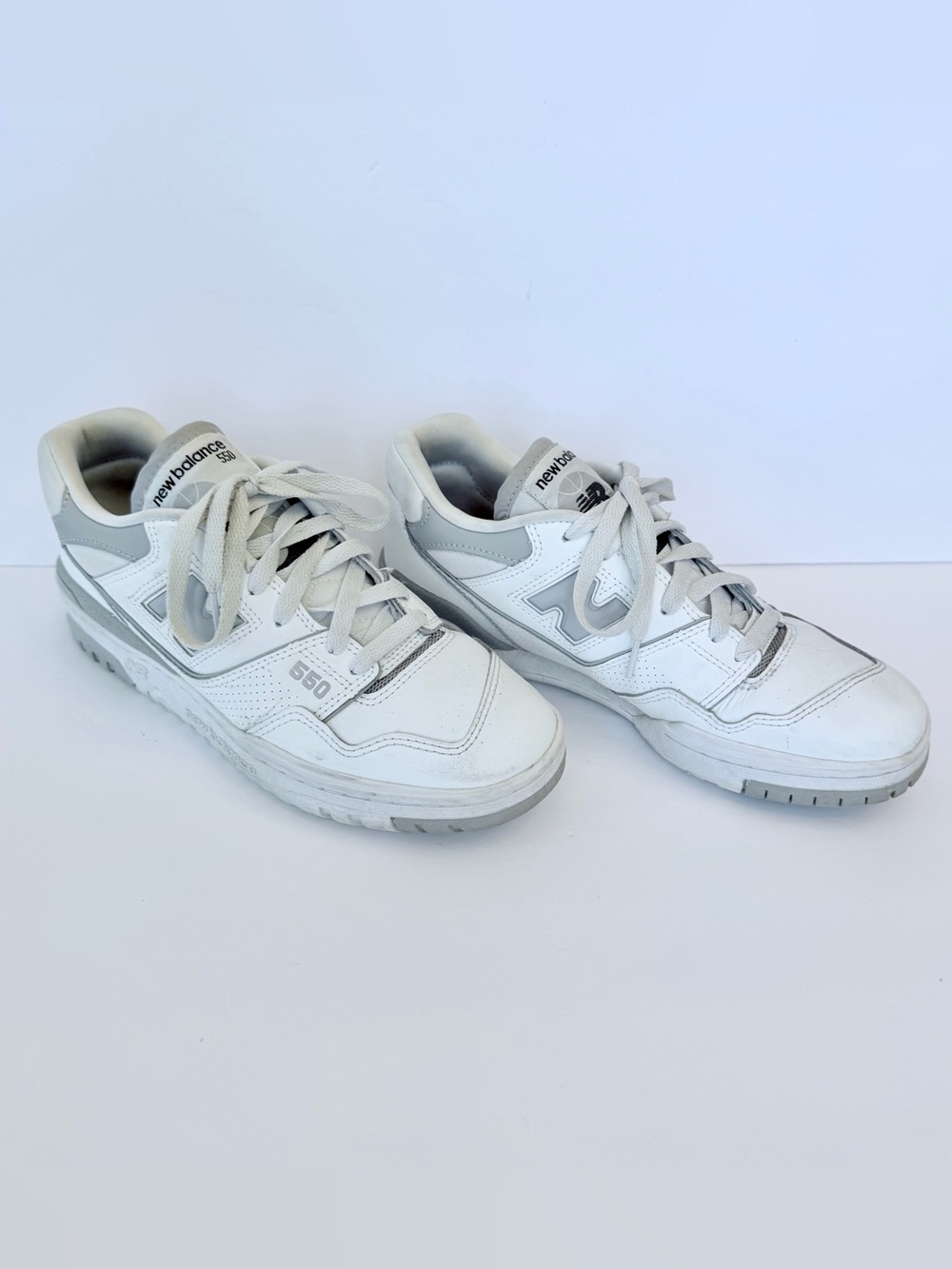 New Balance 550 women’s leather sneakers in white and gray, size 9.5